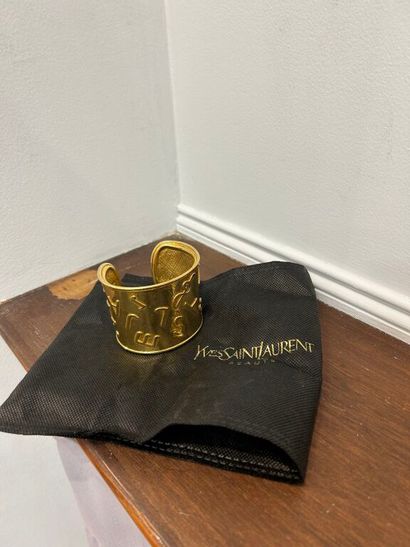 YVES SAINT-LAURENT. 
Manchette en métal plaqué...