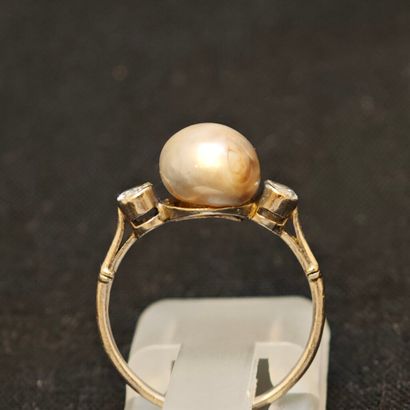 Bague en platine 950‰ surmontée d'une perle...