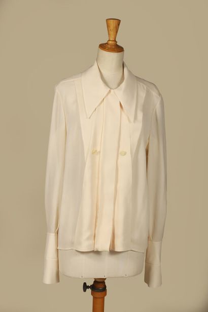NON VENU /// KARL LAGERFELD.
Chemise plastron...