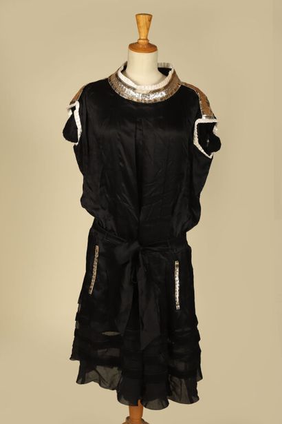 BALENCIAGA PARIS.
Robe en soie noire ceinturée,...