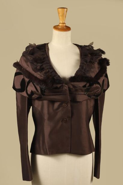 RENATO NUCCI.
Veste en soie marron glacé,...
