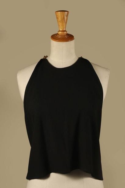 SONIA RYKIEL.
Dos nu noir, fermeture chaine...
