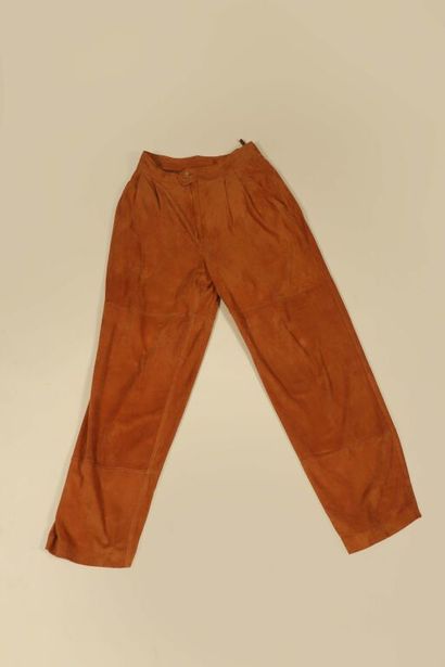 LOEWE.
Ensemble en daim ocre comprenant une...