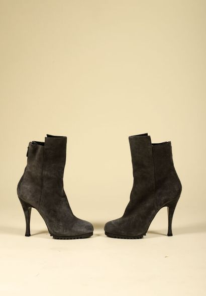 BALENCIAGA.
Paire de bottines en daim gris...