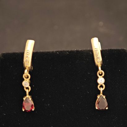 Paire de pendants d'oreilles en or, diamants...