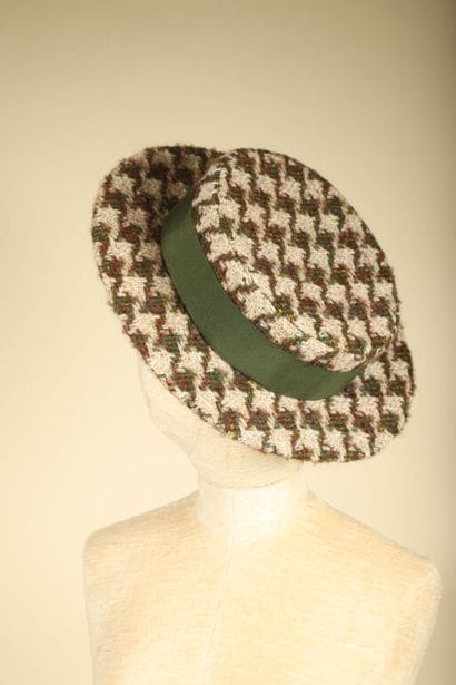 CHANEL par Karl Lagerfeld.
Exceptionnel chapeau...