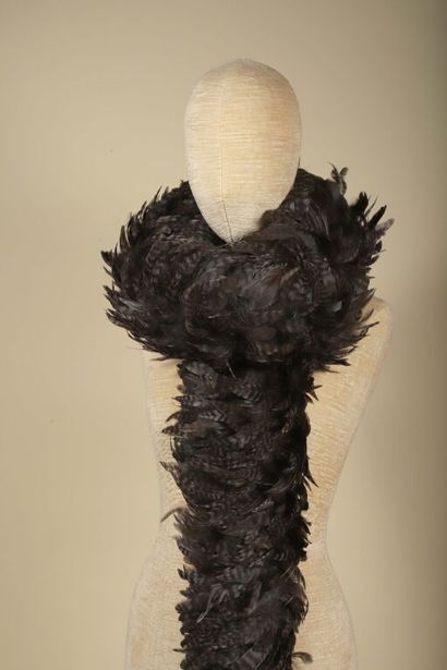 Lot de 3 écharpes en plumes de coq et faisan,...