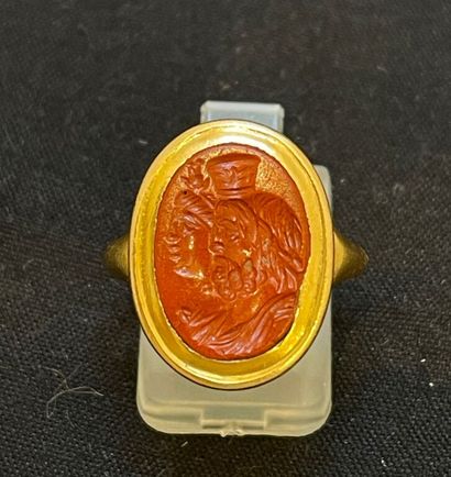 Bague intaille en or jaune 750‰ surmontée...