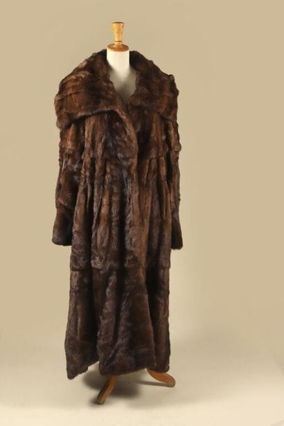MILADY.
Ample et long manteau en vison ranch...
