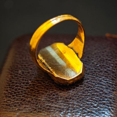 Bague souvenir en or jaune 750‰ composée...
