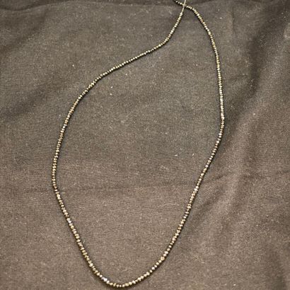 Collier composé d'une succession de diamants...