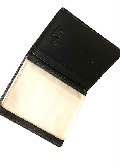MONTBLANC.
Porte-cartes en cuir noir.
10...