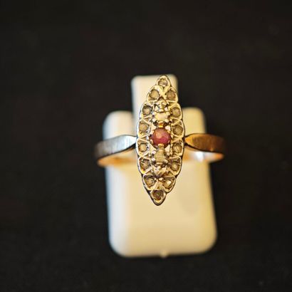 Bague marquise en or jaune 750‰, pierre rouge...