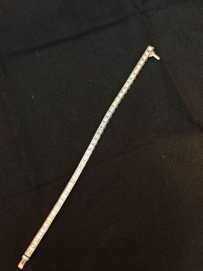 Bracelet ligne en or gris 750 ‰ composé de...