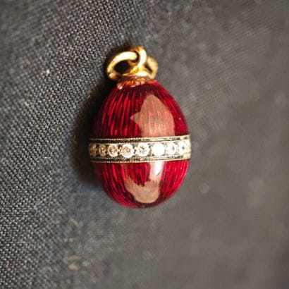 Pendentif en or jaune 750‰, émail rouge (acc.)...