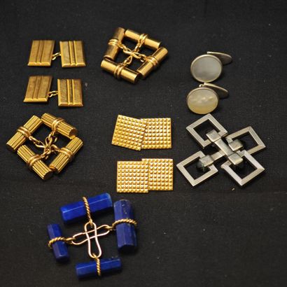 Lot de quatre paires de boutons de manchettes...
