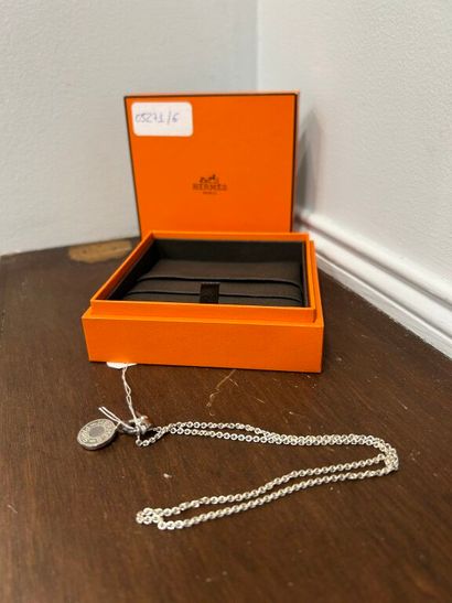 Hermès Paris.
Pendentif à motif pastille...