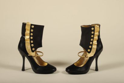 PRADA.
Paire d'escarpins-botines montant...