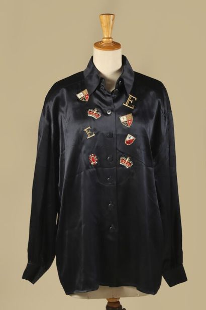 ESCADA.
Chemise uniforme à manches longues,...