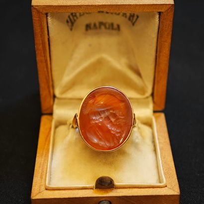 Bague en or jaune ornée d'une intaille sur...