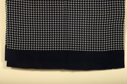 YVES SAINT-LAURENT.
Lot de 2 écharpes en...