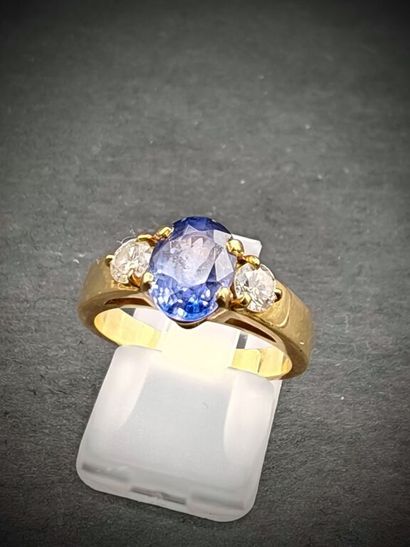 Bague en or jaune 750 mm centrée d'un saphir...