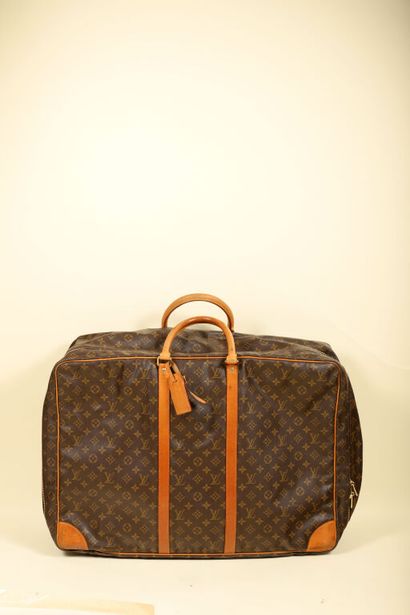 LOUIS VUITTON. 
Valise souple en toile monogrammée...