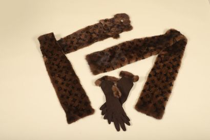 LOUIS VUITTON. 
Lot comprenant : 
- écharpe...