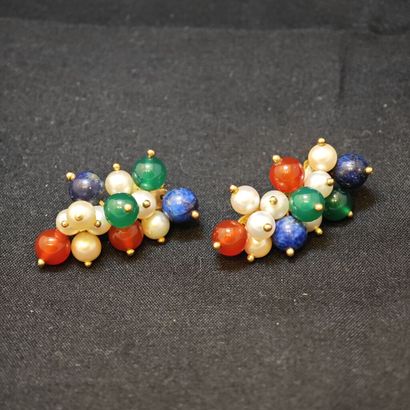 Paire de pendants d'oreilles en or jaune...