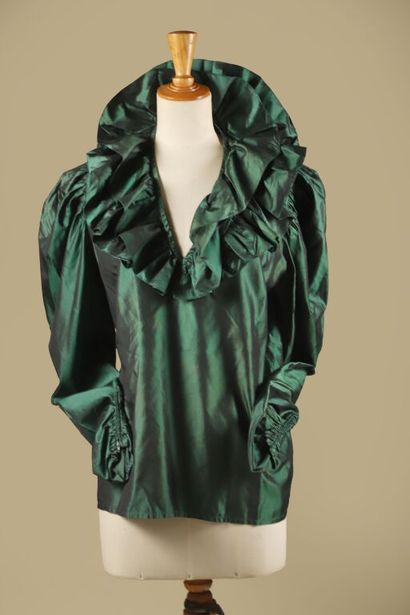 YVES SAINT-LAURENT VARIATION. 
Blouse volantée...