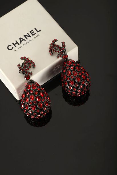 CHANEL. 
Paire de boucles d'oreilles clips,...