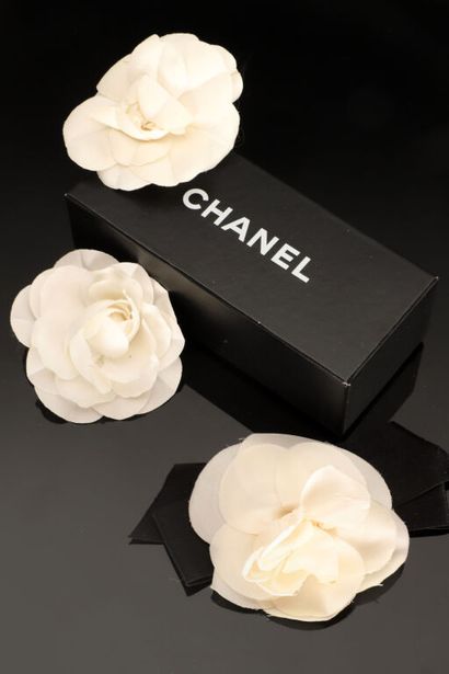 CHANEL (made in France).
Broche camélia en...