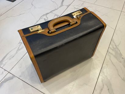 MORABITO. 
Attaché-case en cuir grainé bicolore...