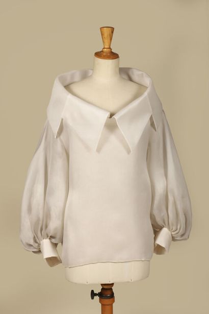 CHRISTIAN DIOR BOUTIQUE.
Ample blouse couture...
