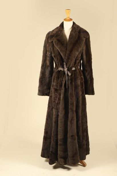 YVES SALOMON.
Long manteau en vison marron...