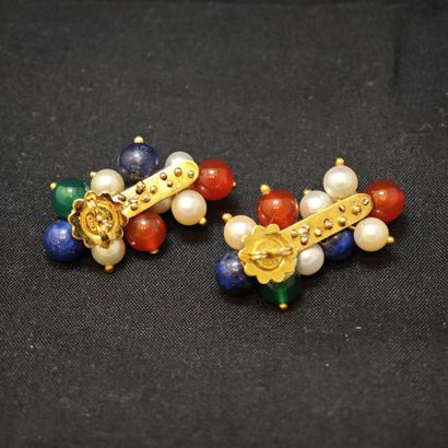 Paire de pendants d'oreilles en or jaune...