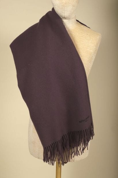 SONIA RYKIEL.
Plaid en laine aubergine.
170...
