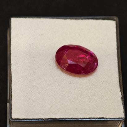 Rubis de forme ovale pesant 3,04 cts.
10,2...