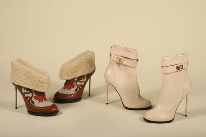 GIVENCHY.
Paire de bottines en cuir beige...