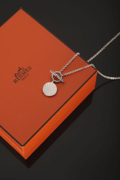 Hermès Paris.
Pendentif à motif pastille...