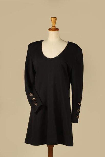 GIVENCHY BOUTIQUE.
Élégante robe noire courte,...