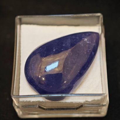 Tanzanite de forme poire, de taille cabochon...