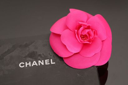 CHANEL (made in France).
Broche camélia en...