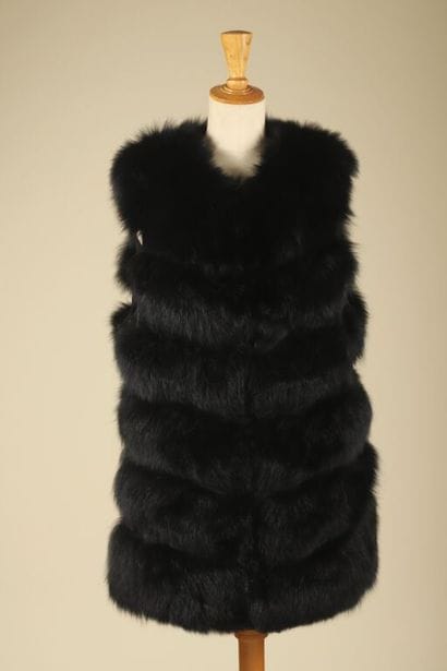 Manteau sans manches en renard teinté noir...