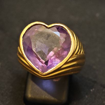 Bague en or jaune ornée d'une améthyste en...