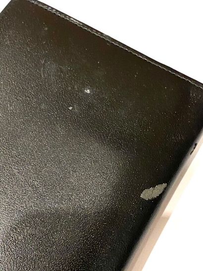 MONTBLANC.
Porte-cartes en cuir noir.
10...