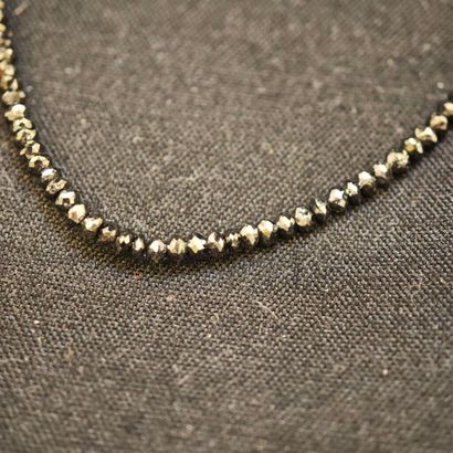 Collier composé d'une succession de diamants...