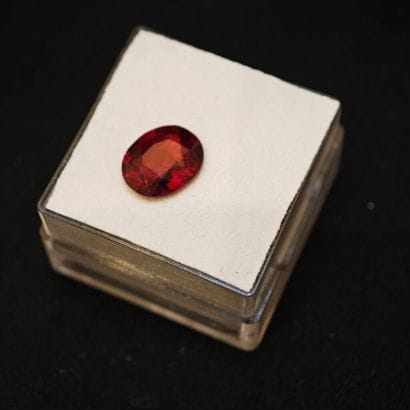 Spinelle de couleur rouge intense et de forme...