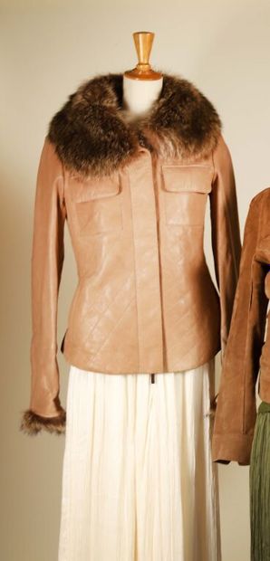 BURBERRY'S.
Veste en cuir beige surpiquée...