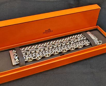 HERMES. 
Bracelet à 5 rangs de mailles marines,...